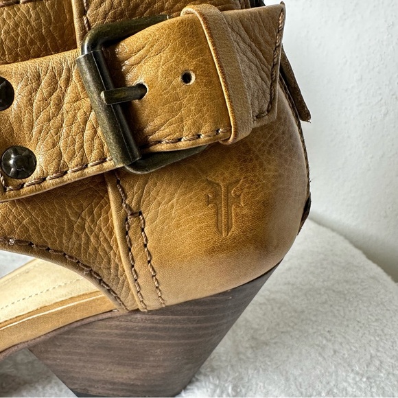 NWOB Frye Reina Heel Tan Leather With Back Zipper Closure - Picture 3 of 13